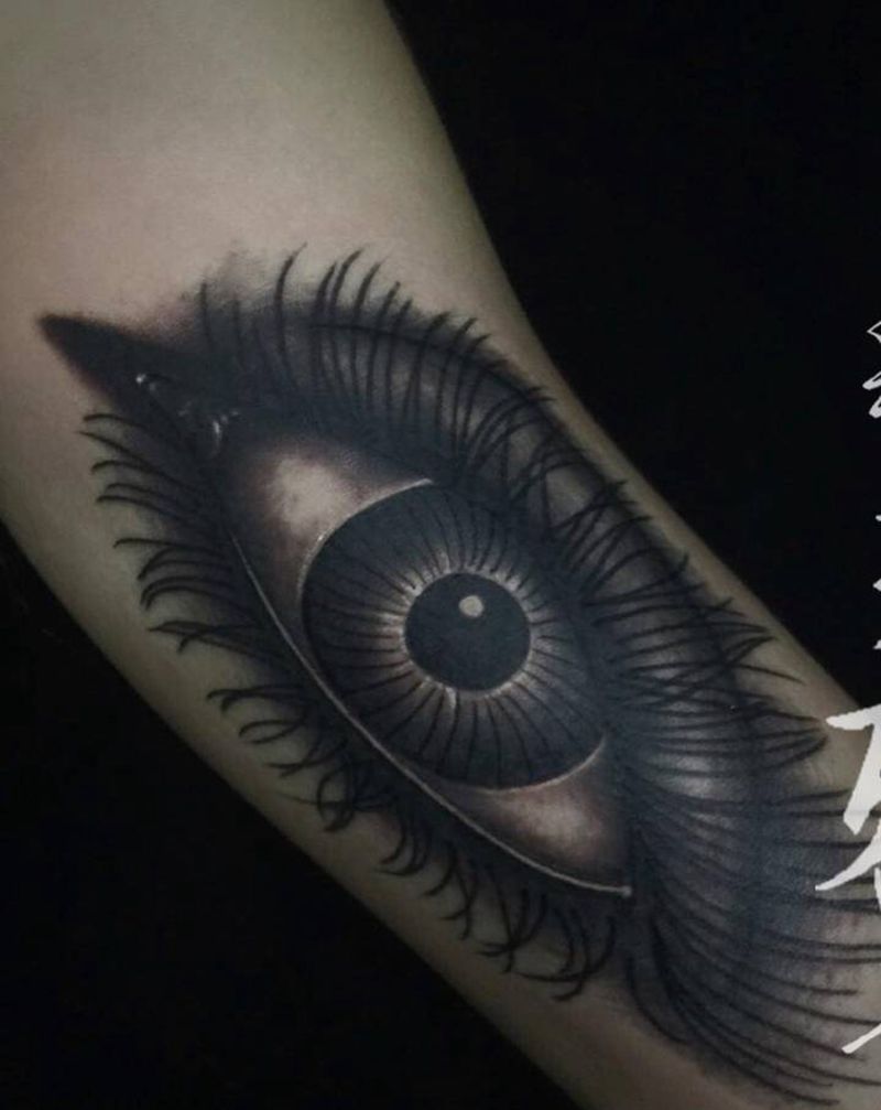店内作品 眼睛纹身图片_腿部欧美写实纹身图案