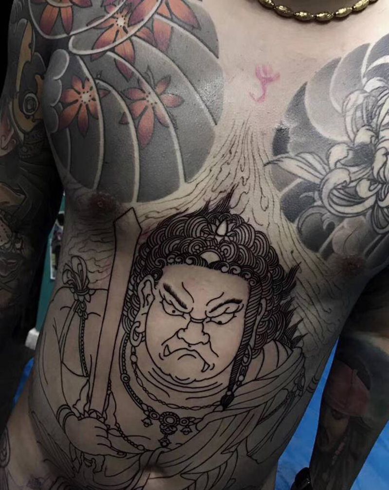 又一位通体路上的朋友纹身图片_胸部腿部老传统纹身图案