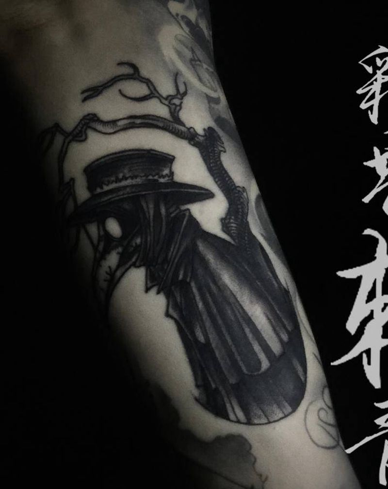 绅士的乌鸦纹身图片_手臂图腾欧美写实纹身图案