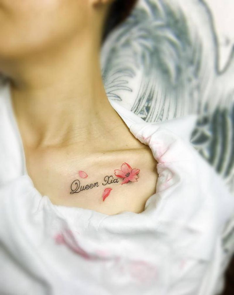 锁骨字母纹身图片_胸部纹身图案