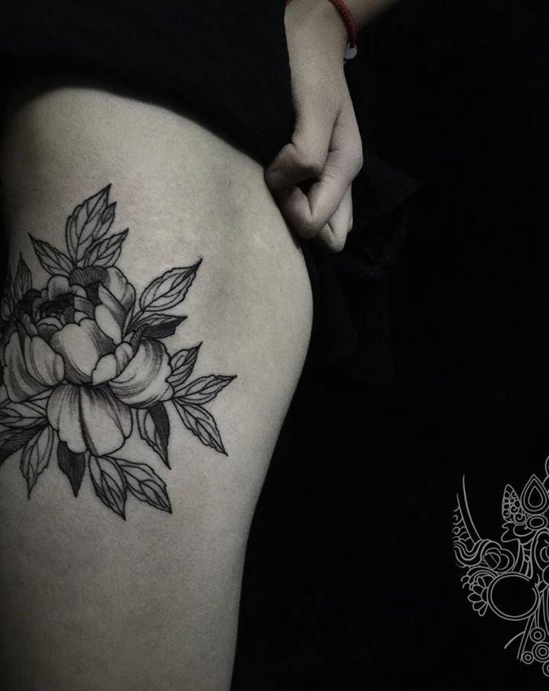 美女素花纹身图片_腿部点刺纹身图案