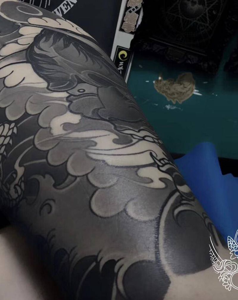 老传统 灰般若纹身图片_腿部老传统纹身图案