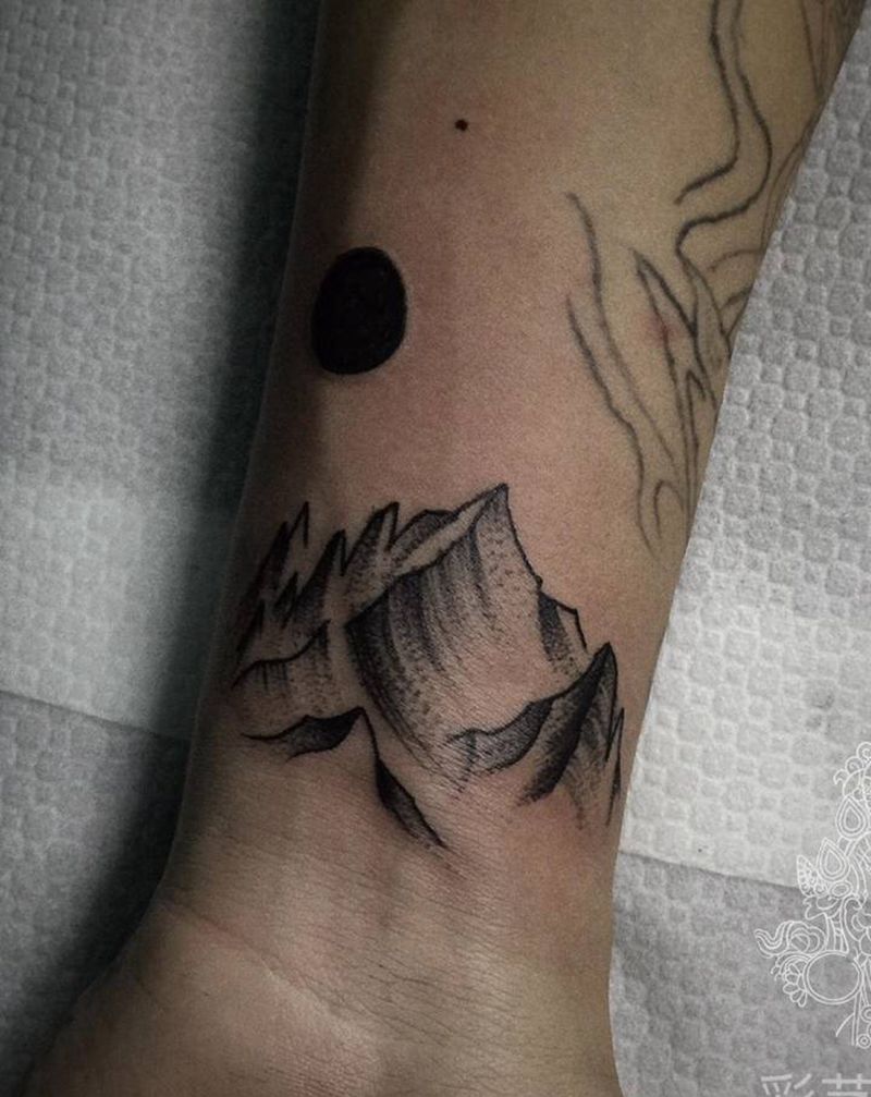 小清新哈纹身图片_手臂点刺纹身图案