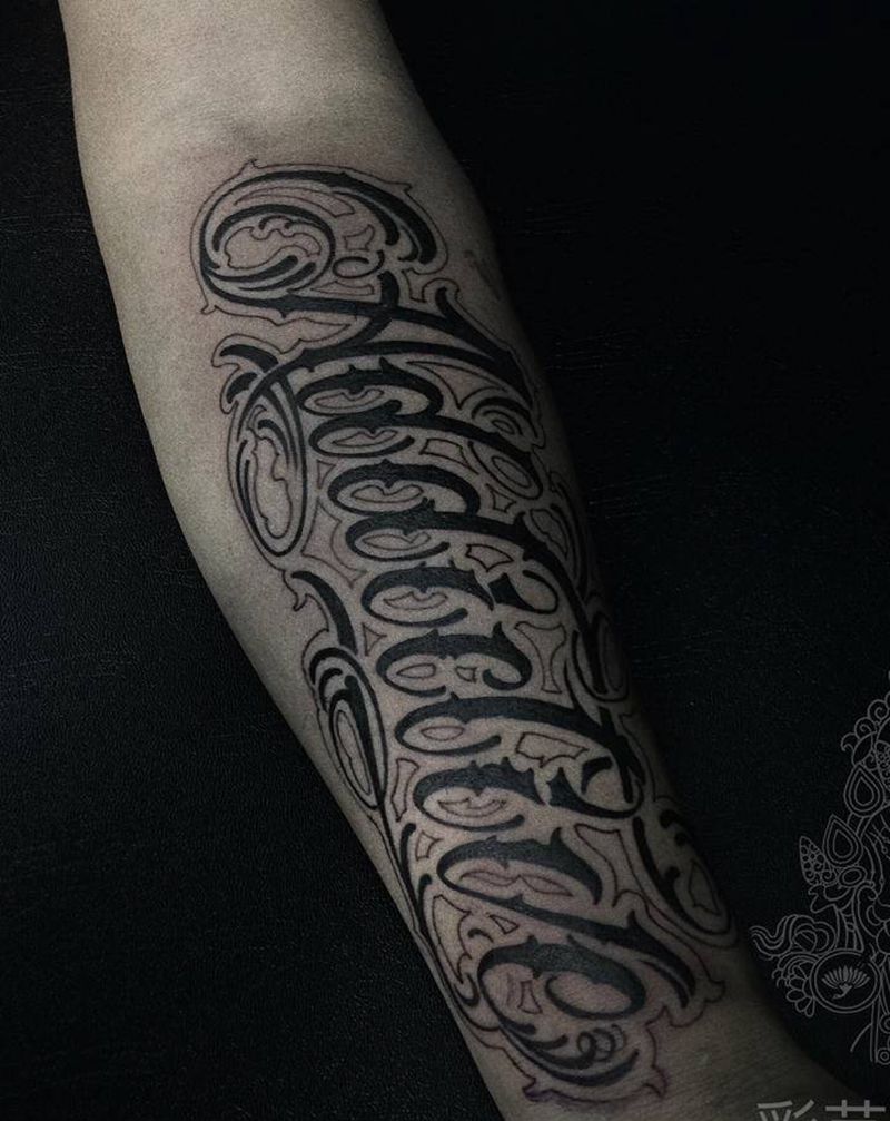 花体字纹身图片_手臂花体字纹身图案