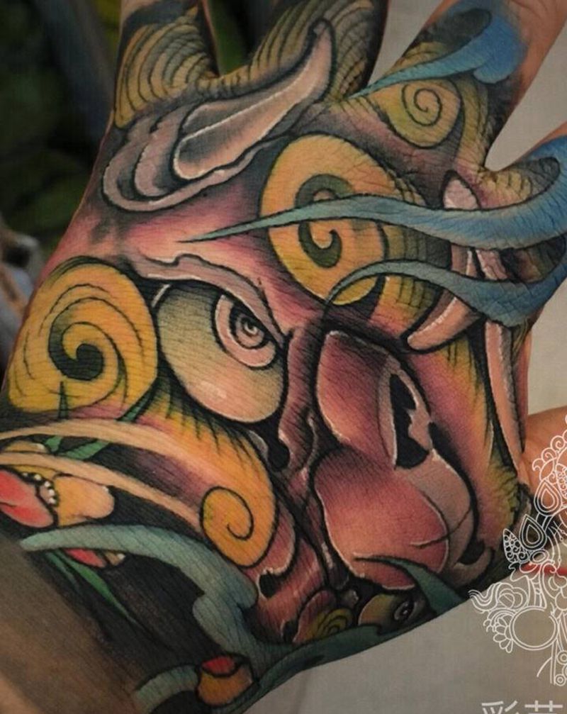 客人自拍图 花手背纹身图片_手部新传统纹身图案