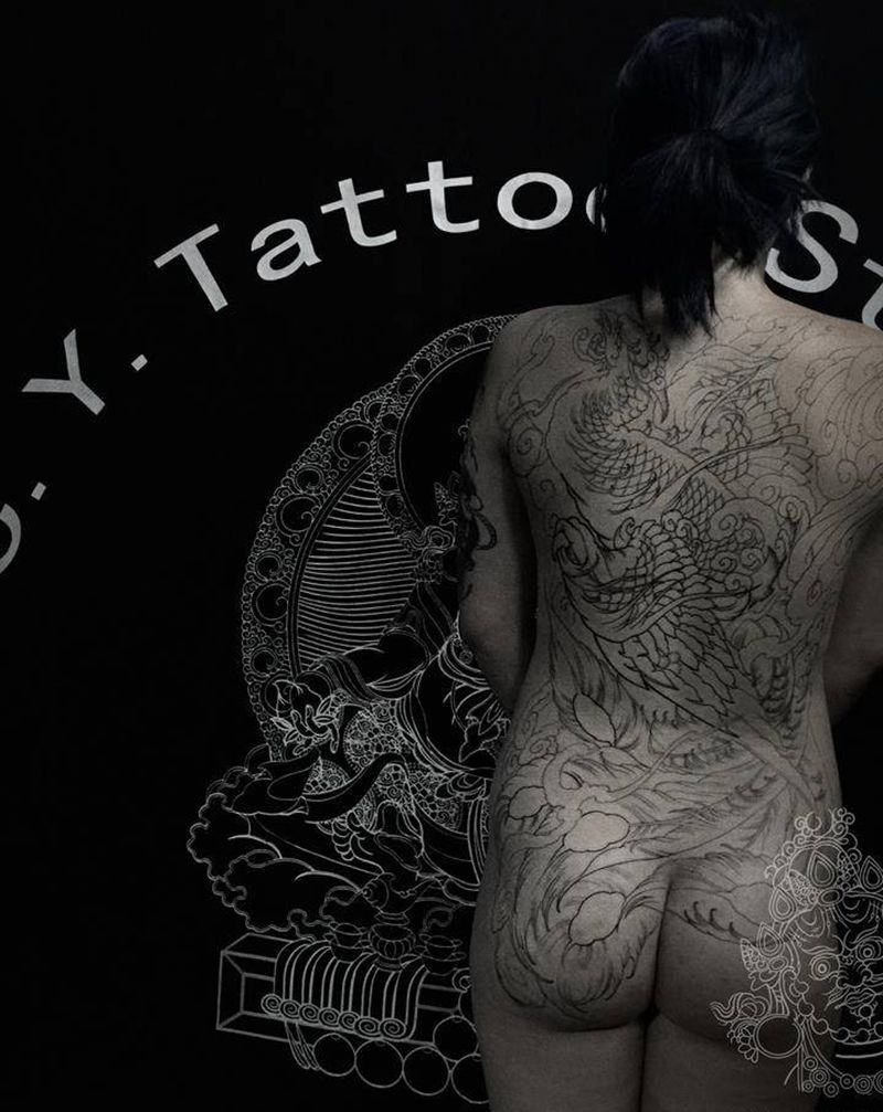 满背凤凰基础线纹身图片_背部新传统纹身图案