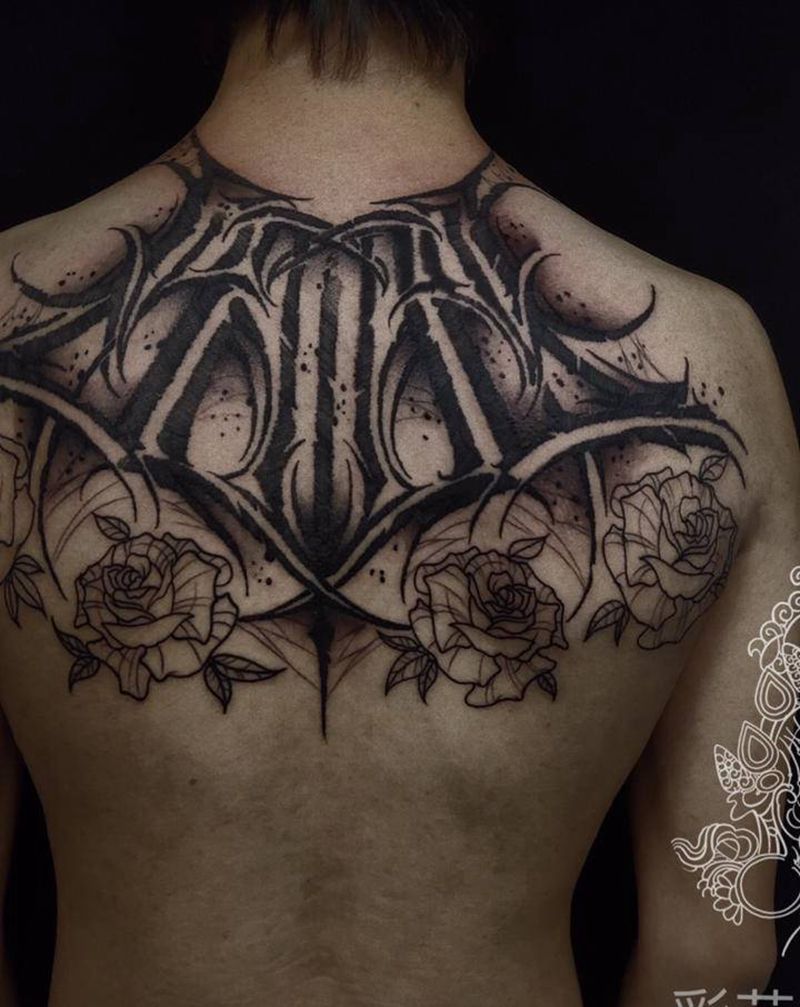 暗黑系纹身图片_背部图腾点刺纹身图案