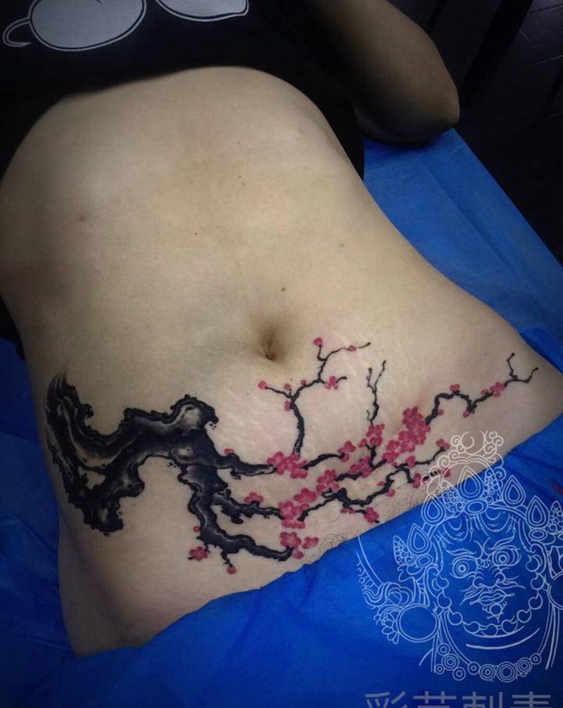 梅花 遮盖纹身图片_腹部水墨水彩纹身图案