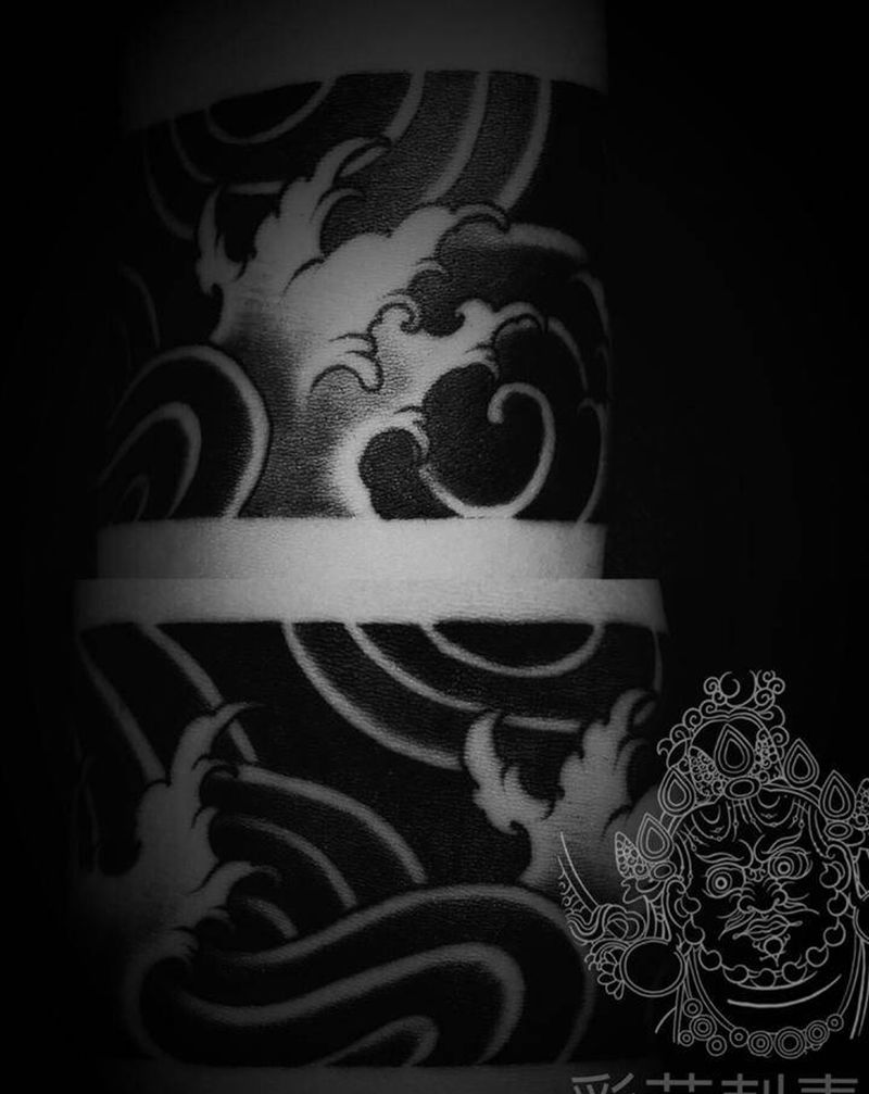 水浪纹身图片_手臂老传统纹身图案