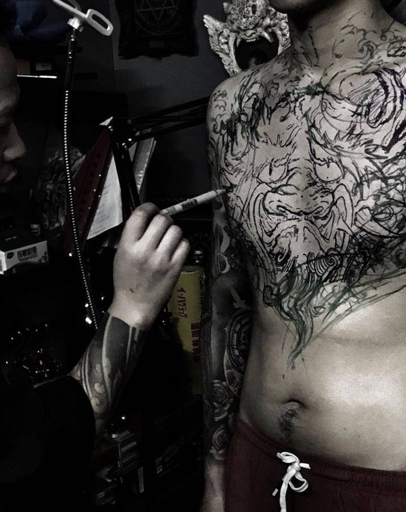 首席纹杰老师工作 准备开工纹身图片_胸部新传统纹身图案