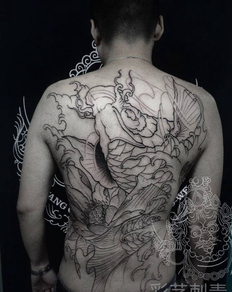 满背鲤鱼 基础线纹身图片_背部新传统纹身图案