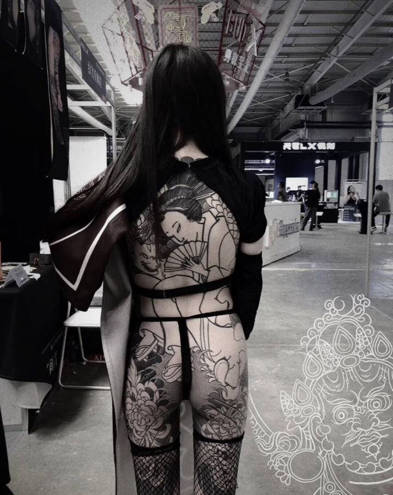 展会模特展示纹身图片_背部老传统纹身图案