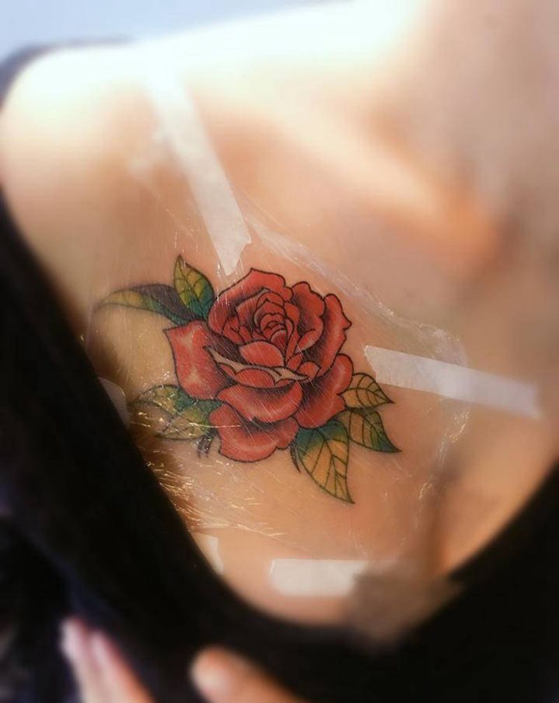 玫瑰纹身图片_胸部纹身图案