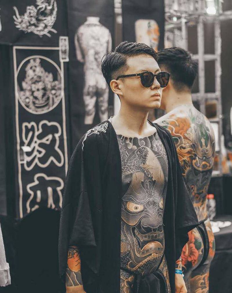 店内模特 太帅气纹身图片_胸部背部老传统新传统纹身图案