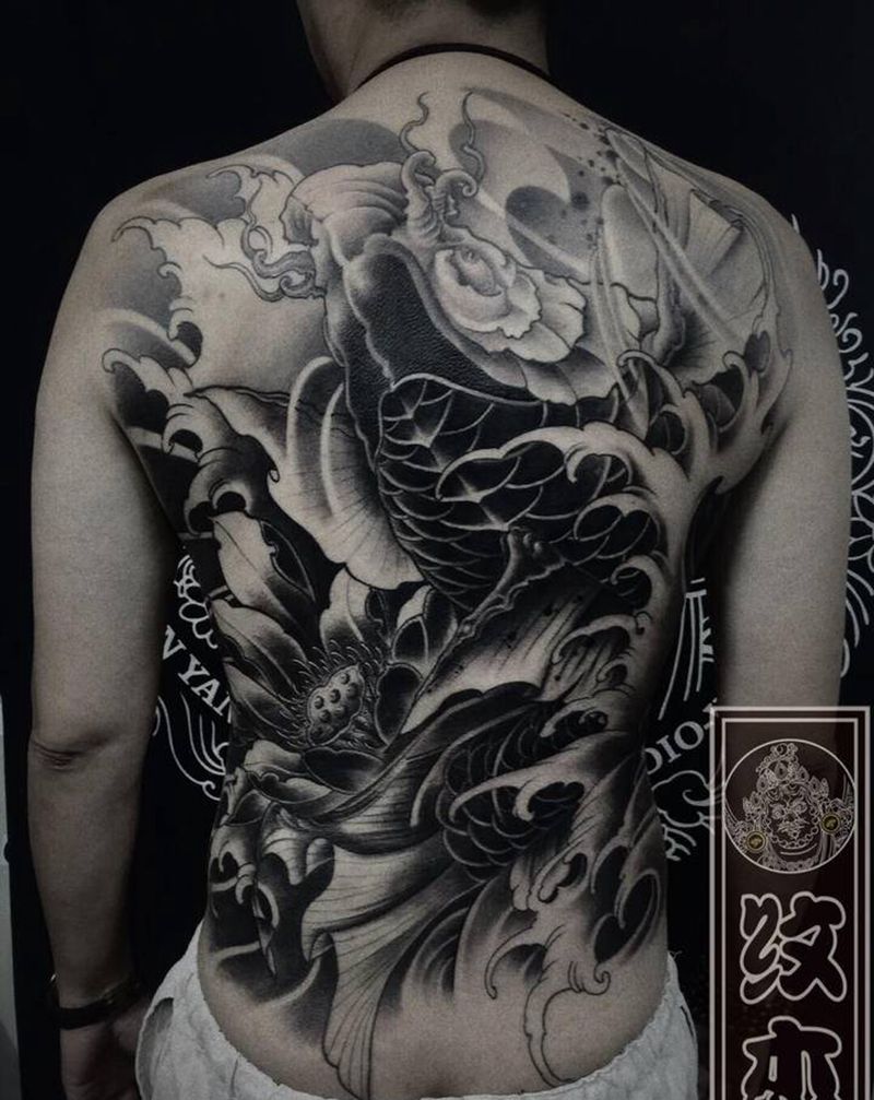 店内满背 鲤鱼纹身图片_背部新传统纹身图案