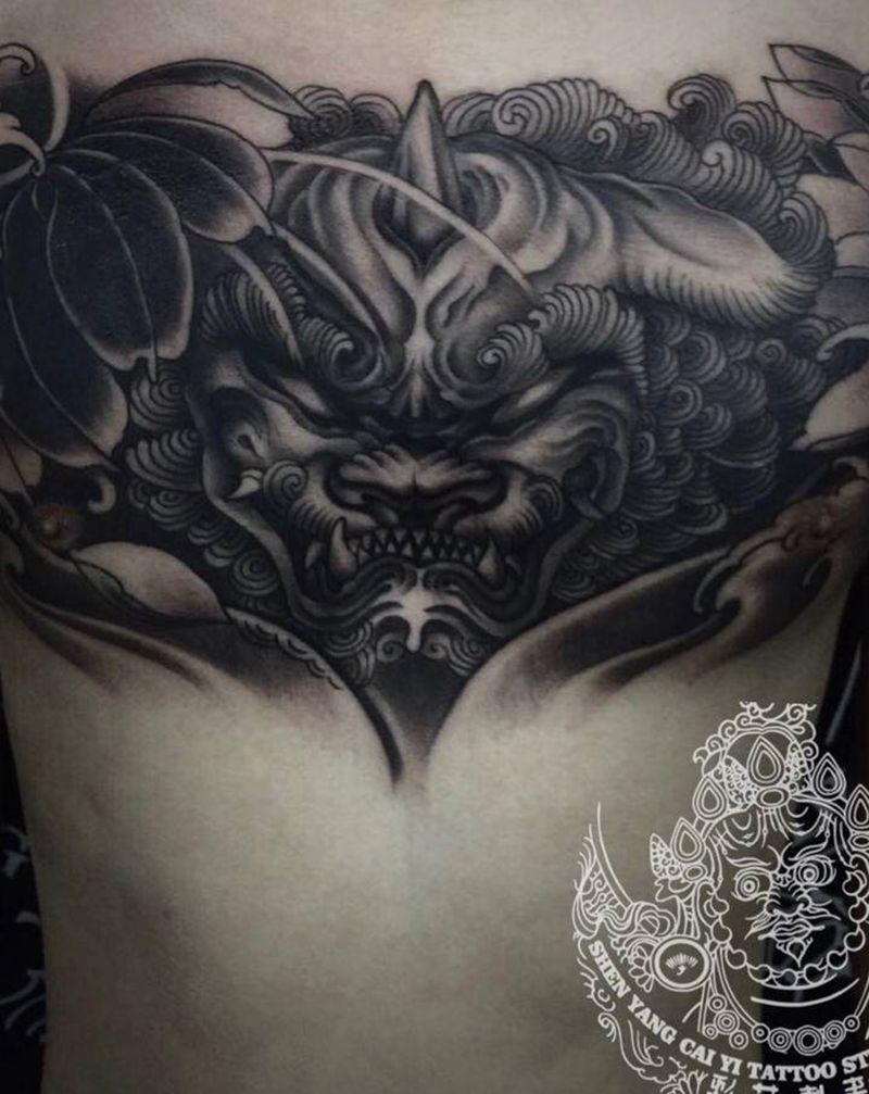 花胸 遮盖纹身图片_胸部新传统纹身图案