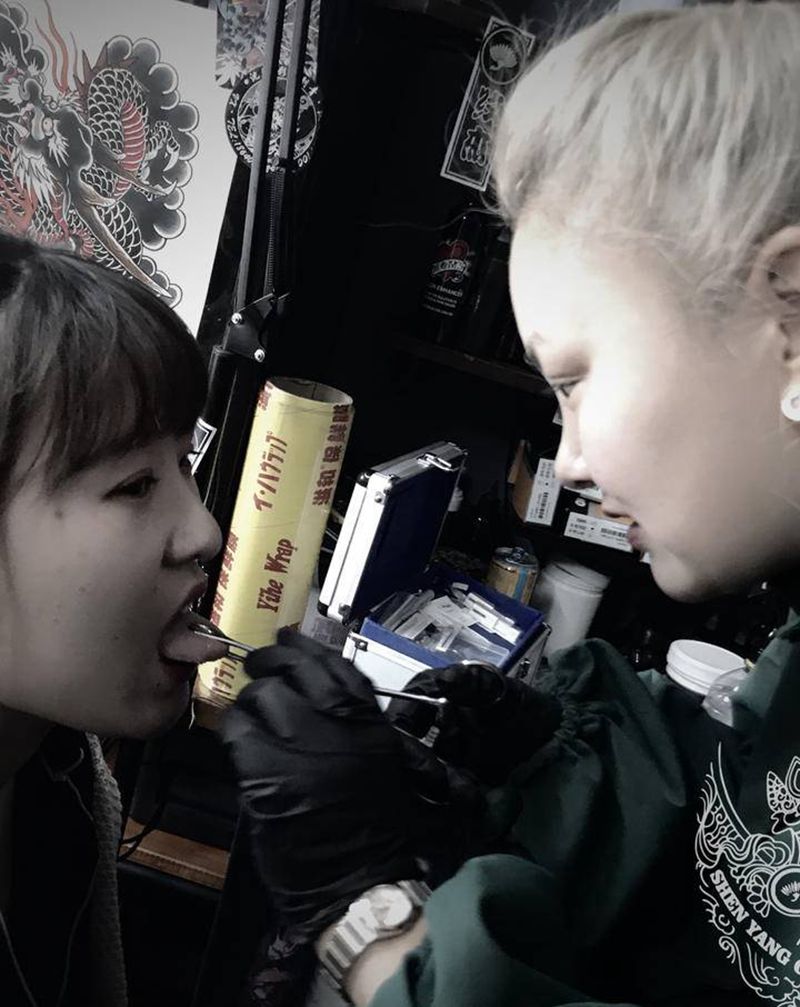 店内穿孔纹身图片_颈部纹身图案