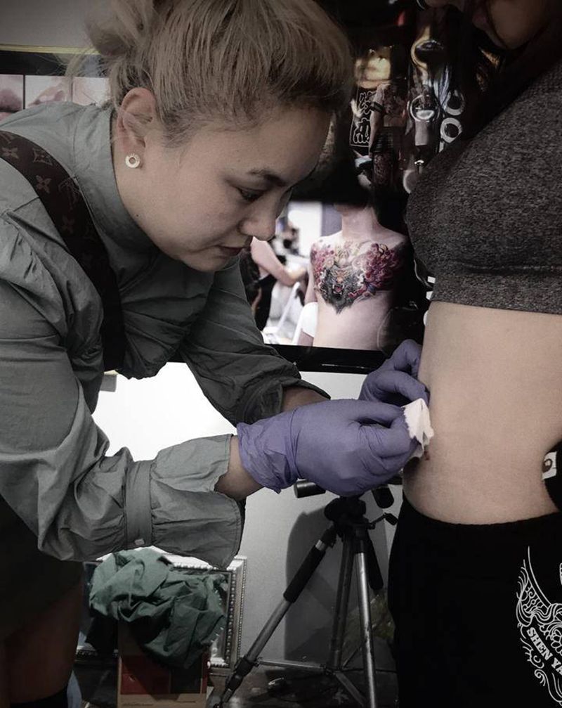 店内穿孔纹身图片_胸部新传统纹身图案