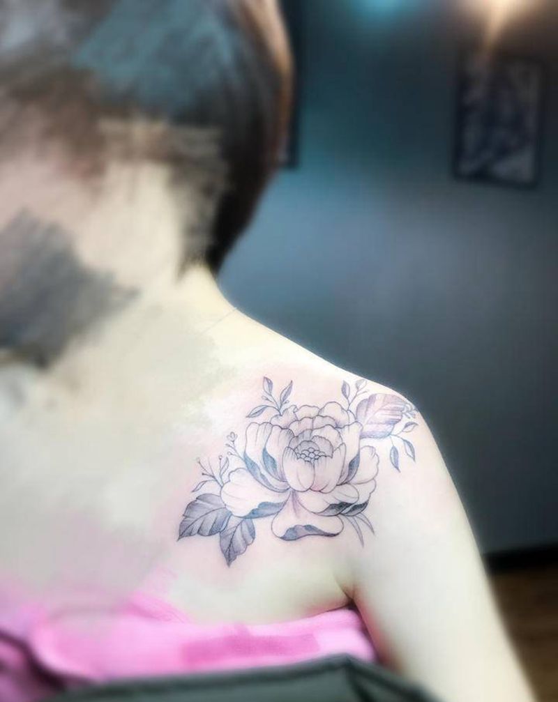 素花纹身图片_胸部纹身图案