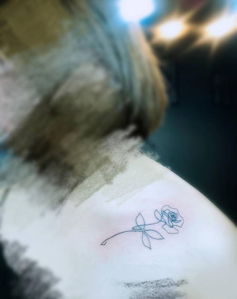 玫瑰纹身图片_胸部纹身图案