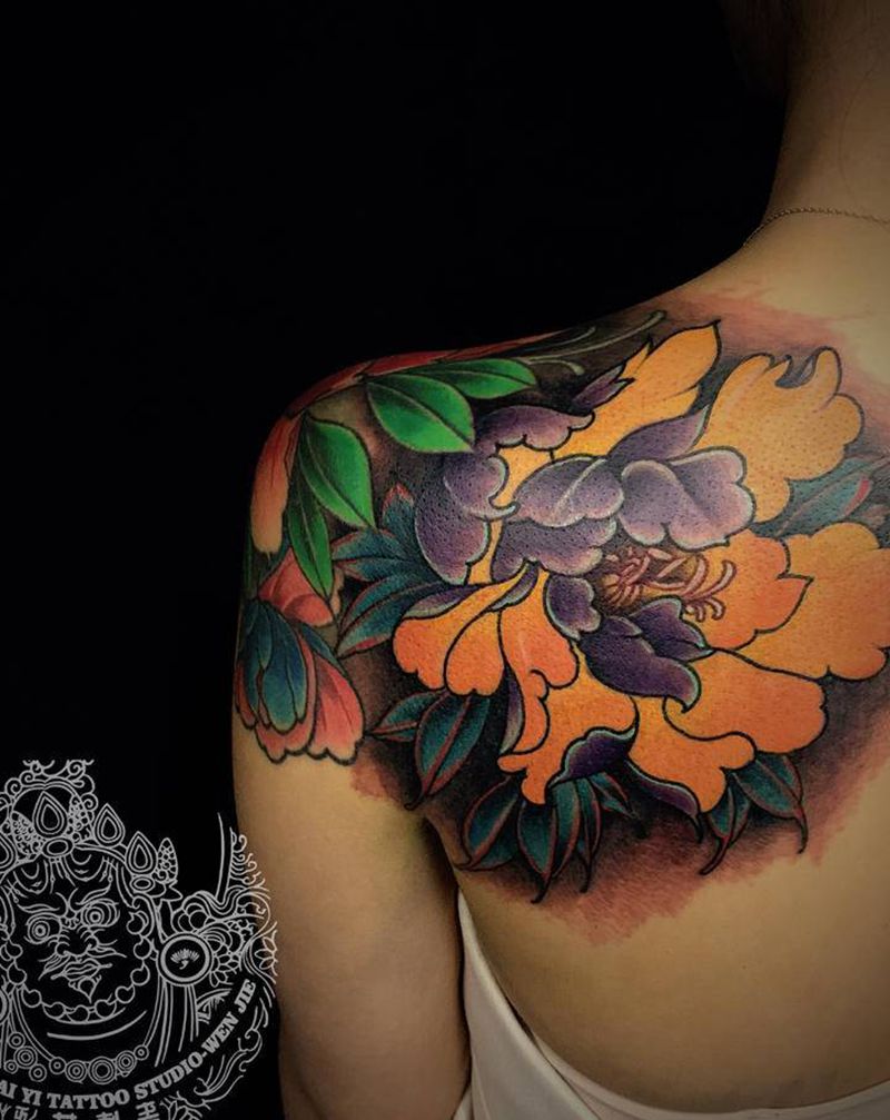 美女的牡丹花纹身图片_背部新传统纹身图案