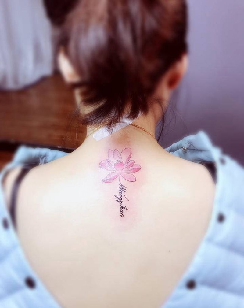 莲花纹身图片_背部纹身图案