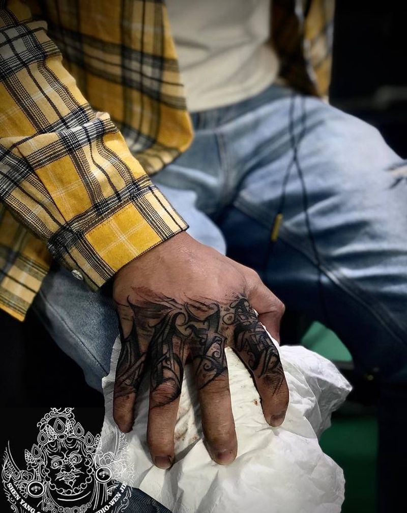 店内花体字纹身图片_手部花体字纹身图案