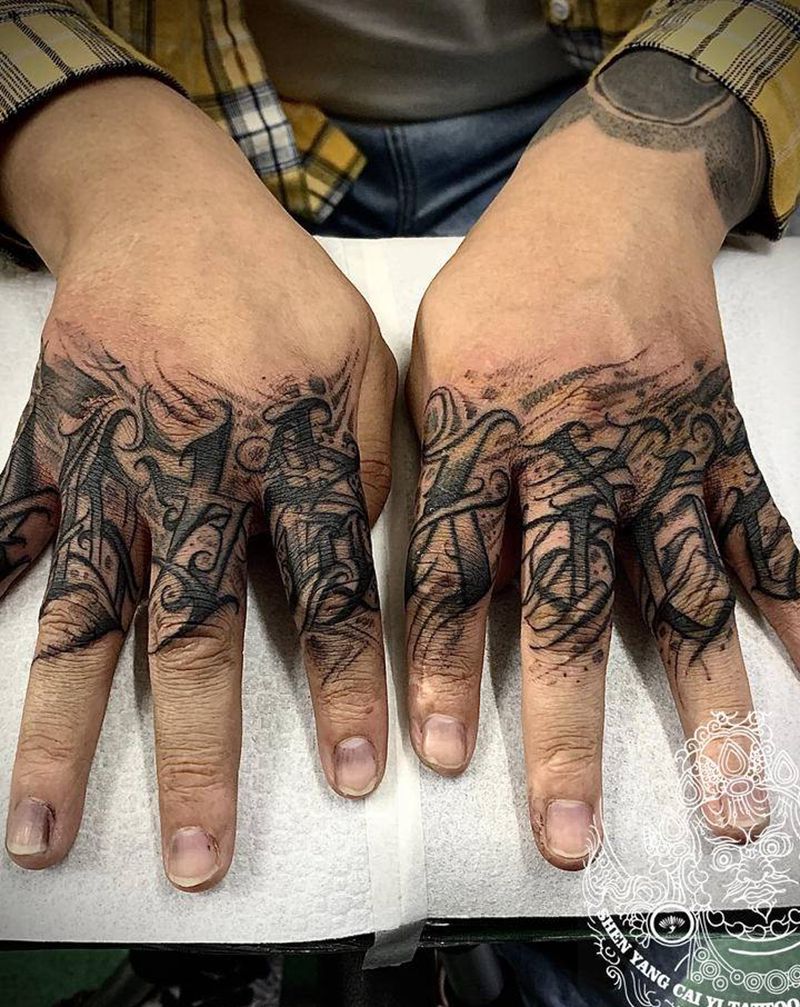 双手指花体纹身图片_手部花体字纹身图案