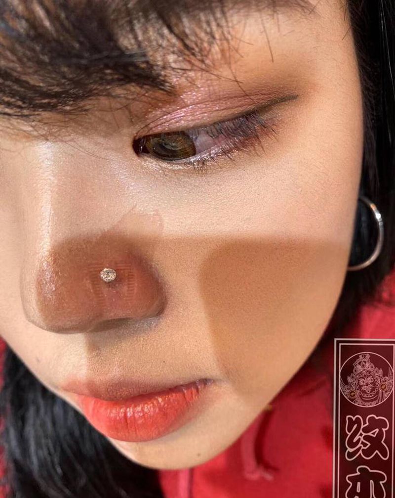 店内漂亮的鼻钉纹身图片_图腾纹身图案