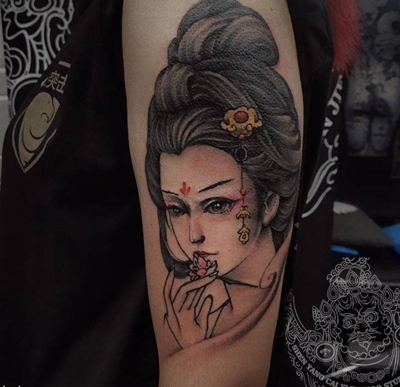 店内大臂美女纹身图片_手臂新传统纹身图案