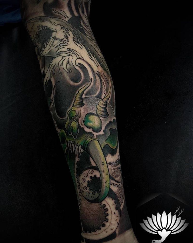 店内作品 接花图纹身图片_腿部新传统点刺纹身图案