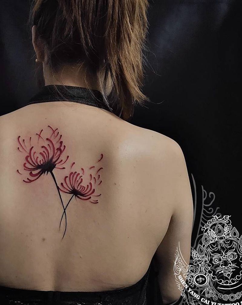 彼岸花纹身图片_肩部水彩纹身图案