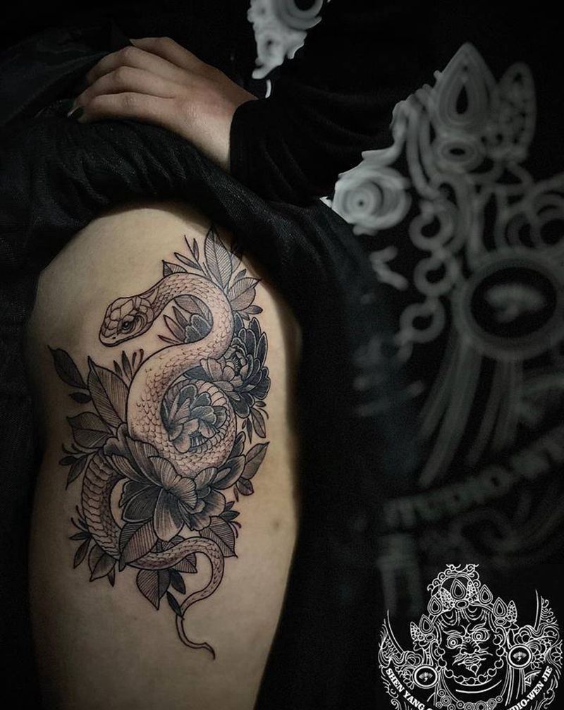 美女大腿牡丹蛇纹身图片_腿部点刺纹身图案