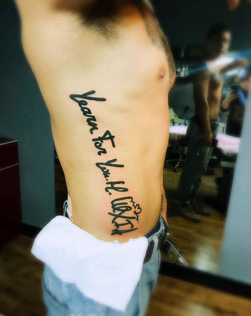 涂鸦字母纹身图片_腰部纹身图案