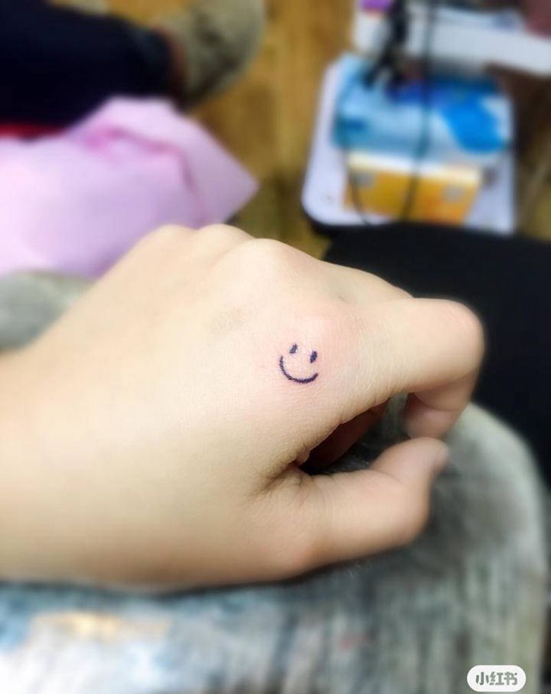 笑脸纹身图片_手部纹身图案