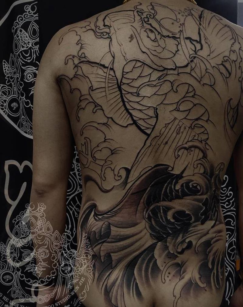 满背未完纹身图片_背部新传统纹身图案