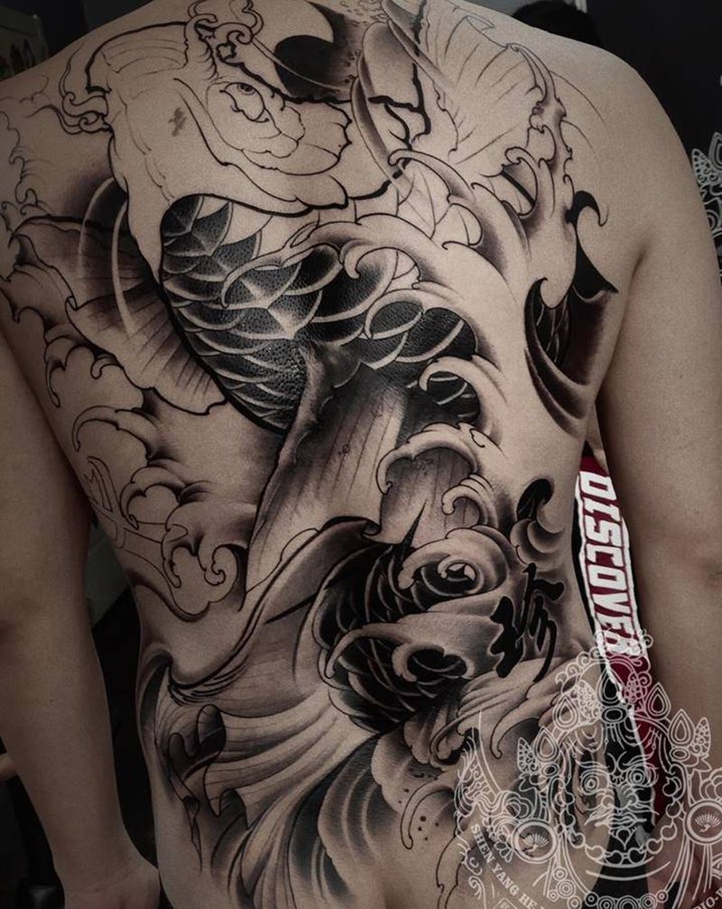 黑灰鲤鱼进度纹身图片_背部新传统纹身图案