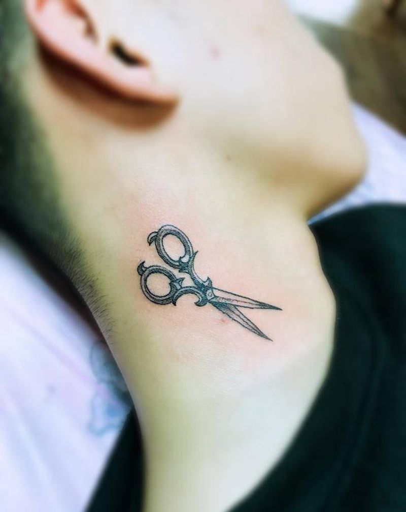 剪刀✂️纹身图片_颈部纹身图案