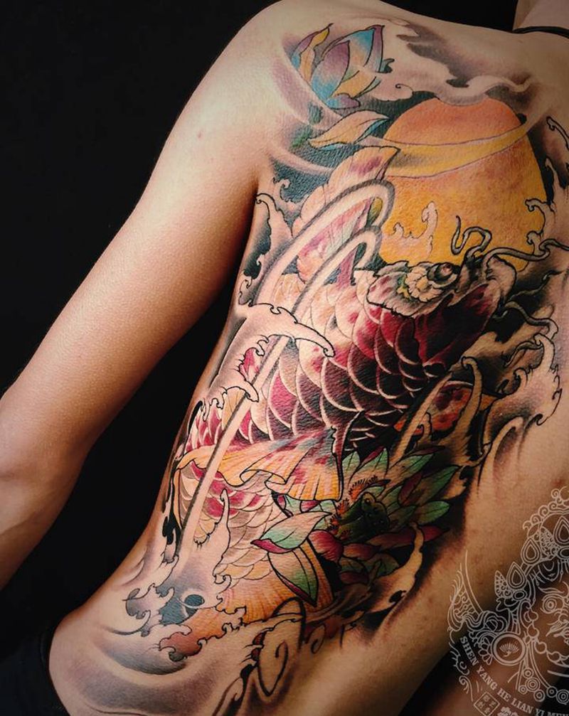彩色鲤鱼纹身图片_背部新传统纹身图案