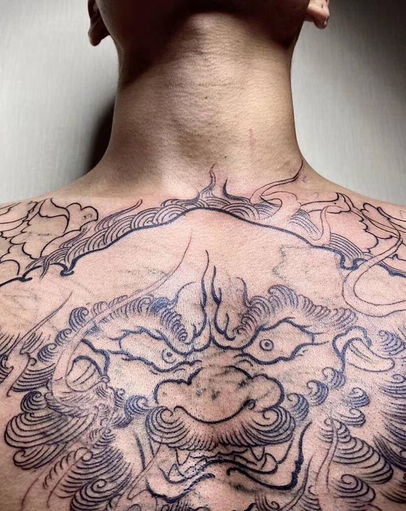 花胸基础线纹身图片_胸部新传统纹身图案