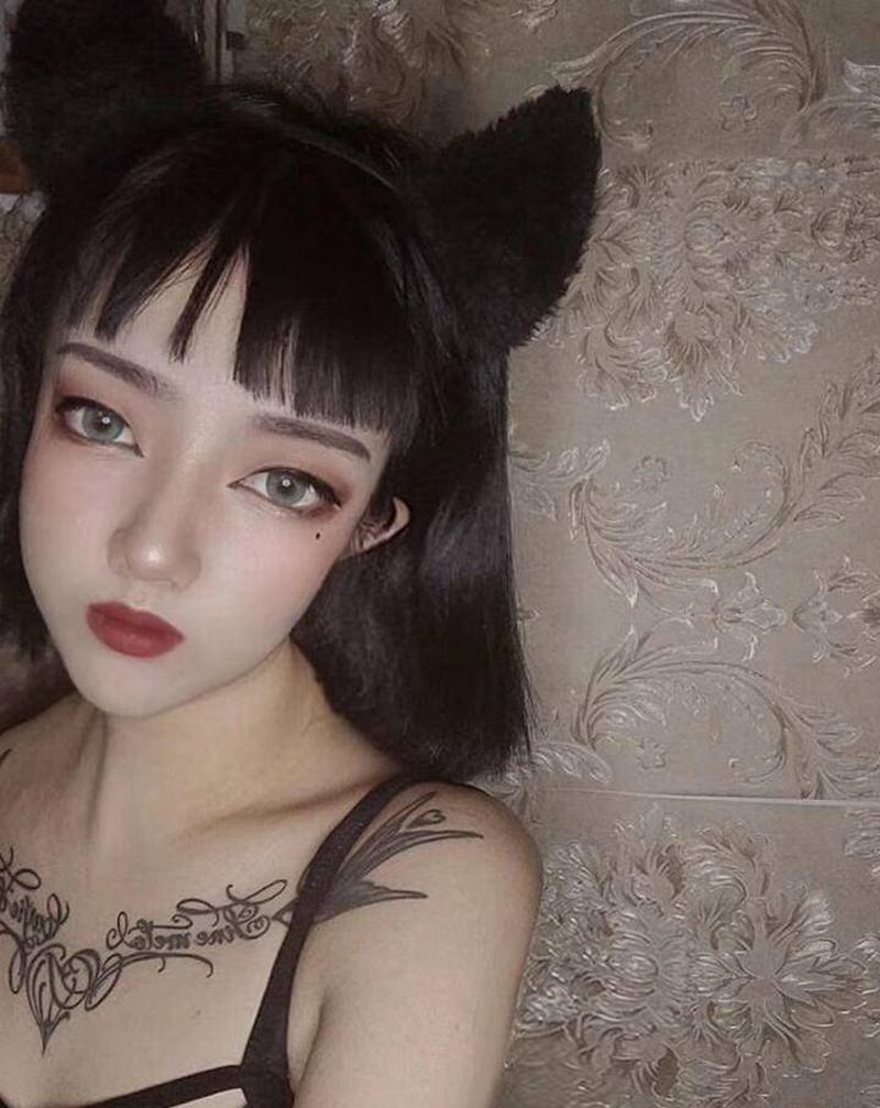 小美女的买家秀纹身图片_胸部花体字点刺纹身图案