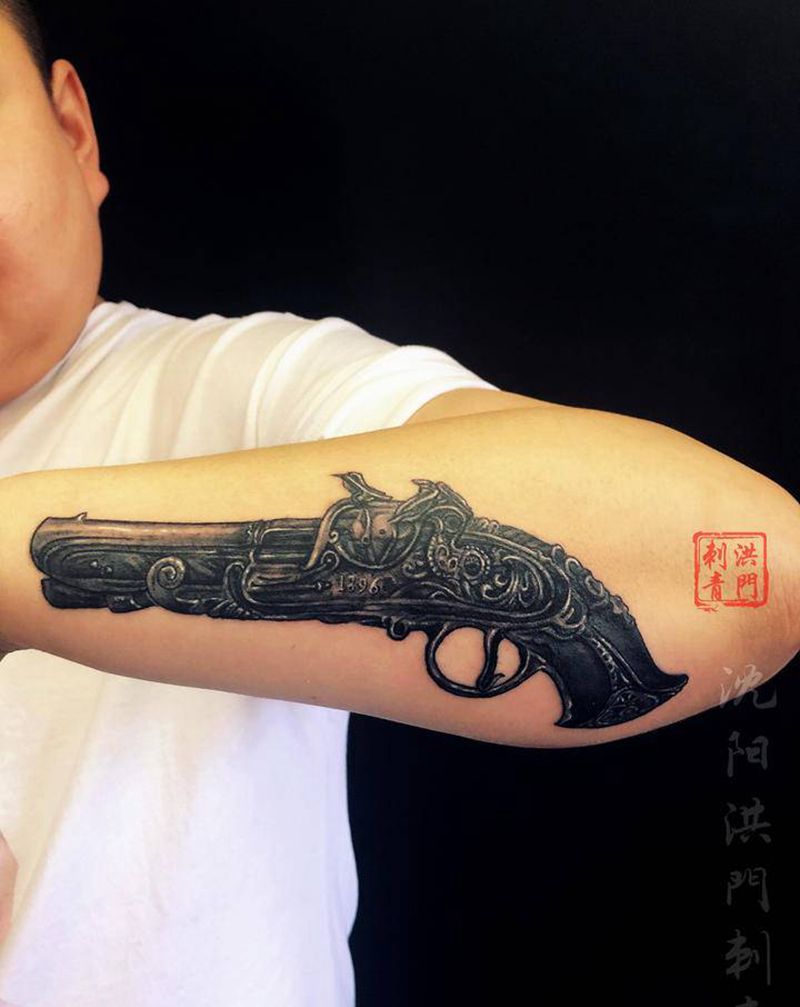 余文乐同款纹身纹身图片_手臂肩部欧美写实同城手枪黑灰纹身图案