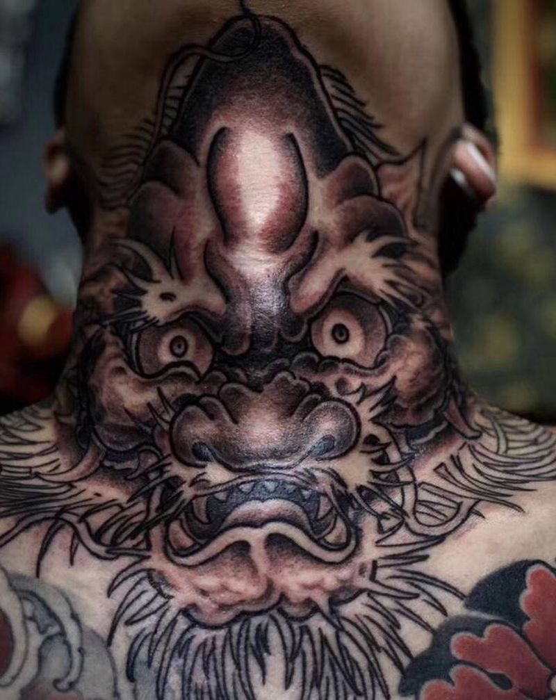 帅气脖子，下次彩色纹身图片_背部颈部新传统纹身图案