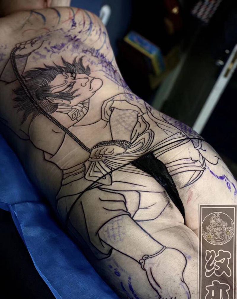 基础线纹身图片_背部老传统纹身图案