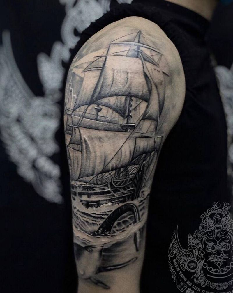 店内大臂黑灰 帆船纹身图片_手臂欧美写实纹身图案