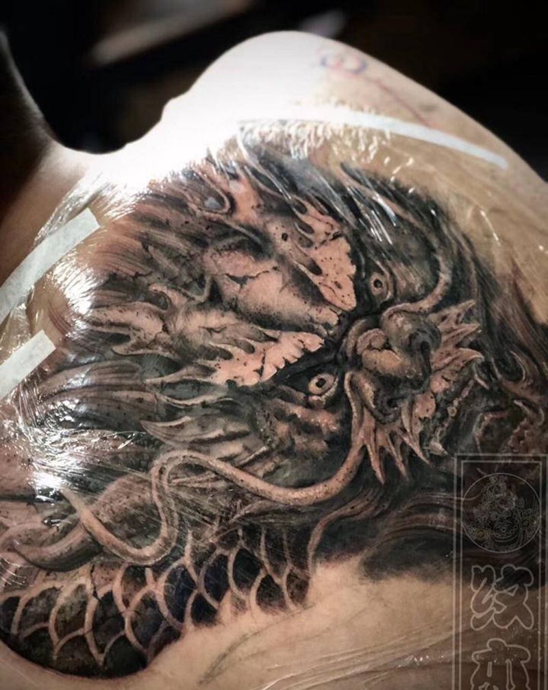 九龙壁纹身图片_背部欧美写实纹身图案