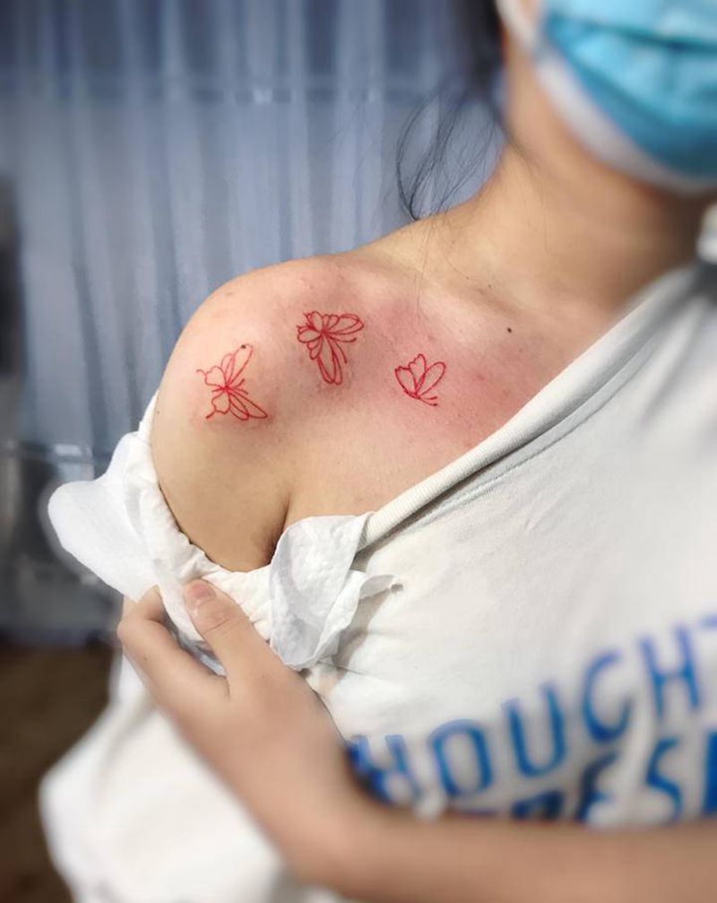 花蝴蝶纹身图片_胸部纹身图案