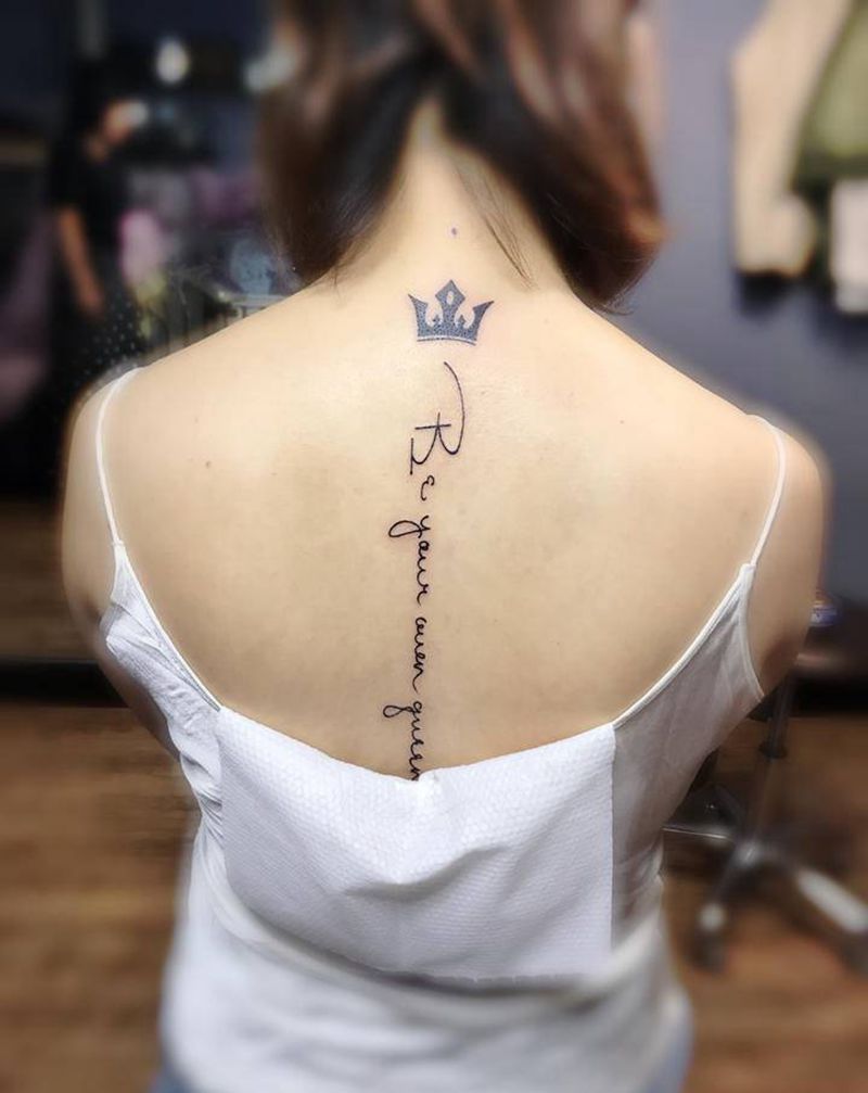 脊椎字母纹身图片_背部纹身图案