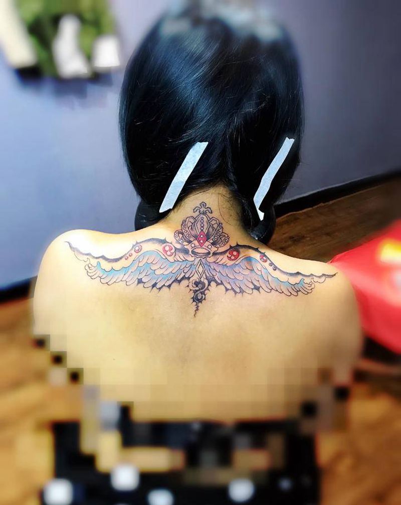 皇冠翅膀纹身图片_背部纹身图案