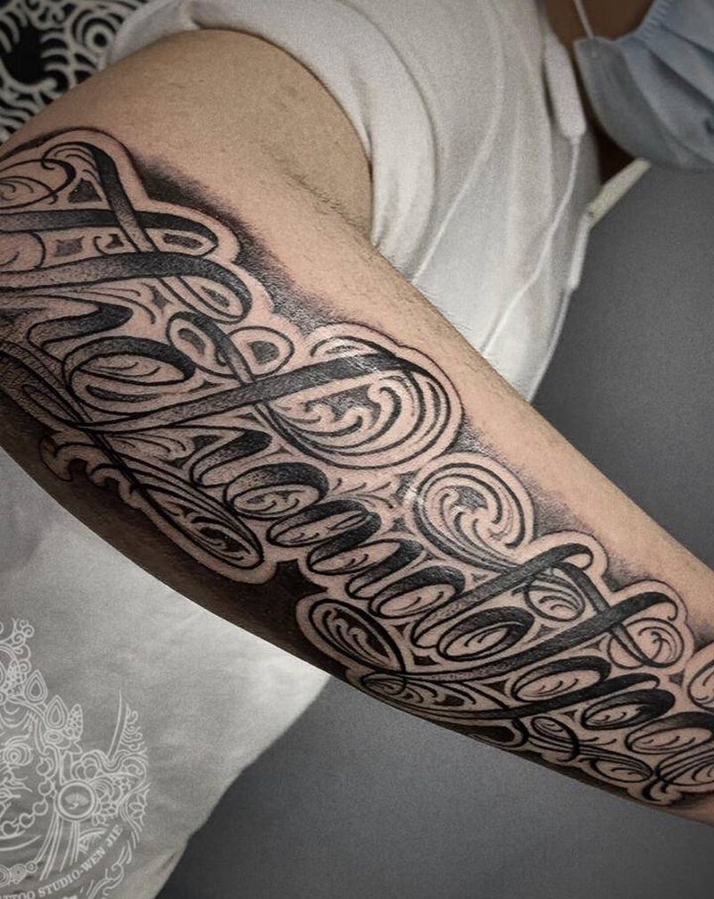 花体字母纹身图片_手臂花体字纹身图案